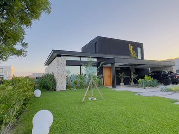 CASA EN VENTA 5 AMBIENTES PRADOS DEL OESTE