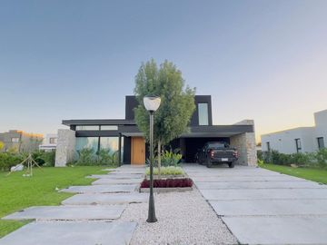 CASA EN VENTA 5 AMBIENTES PRADOS DEL OESTE