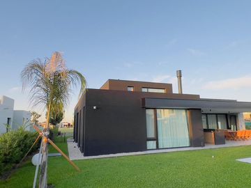 CASA EN VENTA 5 AMBIENTES PRADOS DEL OESTE