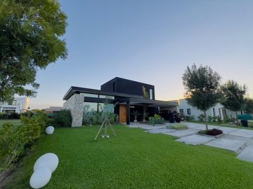 CASA EN VENTA 5 AMBIENTES PRADOS DEL OESTE