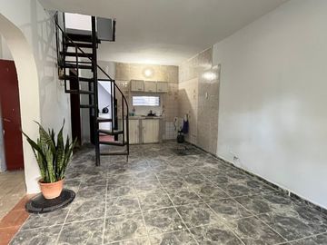 CASA 3 DORMITORIO / COCHERA, PATIOS Y PARRILLERO
