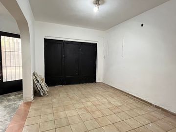 CASA 3 DORMITORIO / COCHERA, PATIOS Y PARRILLERO
