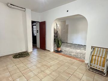 CASA 3 DORMITORIO / COCHERA, PATIOS Y PARRILLERO