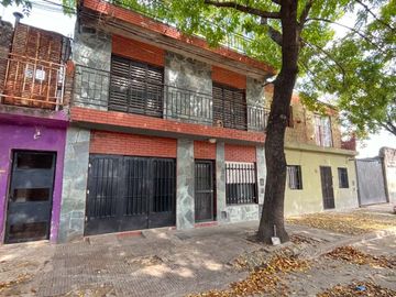 CASA 3 DORMITORIO / COCHERA, PATIOS Y PARRILLERO