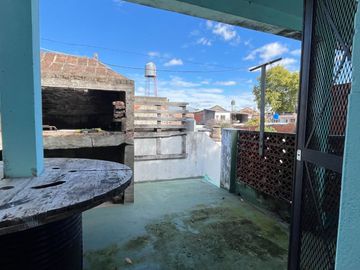 CASA 3 DORMITORIO / COCHERA, PATIOS Y PARRILLERO