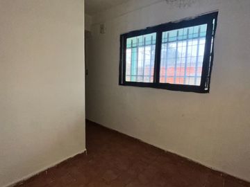 CASA 3 DORMITORIO / COCHERA, PATIOS Y PARRILLERO