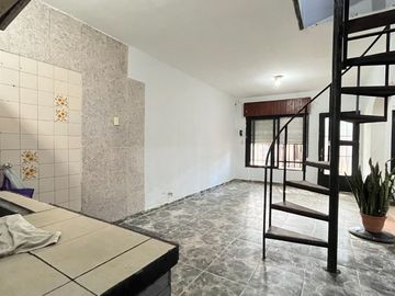 CASA 3 DORMITORIO / COCHERA, PATIOS Y PARRILLERO