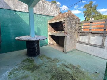 CASA 3 DORMITORIO / COCHERA, PATIOS Y PARRILLERO