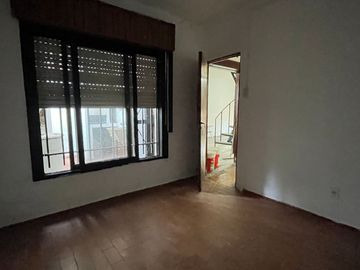 CASA 3 DORMITORIO / COCHERA, PATIOS Y PARRILLERO