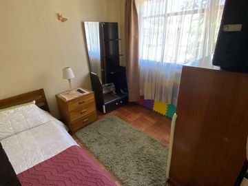 SE ARRIENDA CASA AMOBLADA AL LADO DE ESTADIO HUACHIPATO