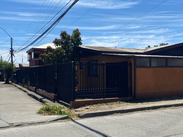 SE ARRIENDA CASA AMOBLADA AL LADO DE ESTADIO HUACHIPATO