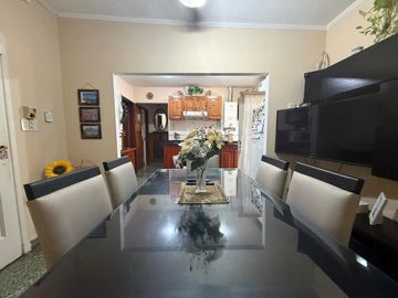 VENTA CASA 4 AMB CON COCHERA POSIBIBLE 2 PROPIEDAD