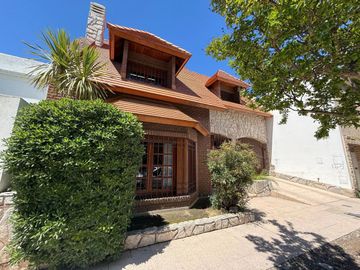 VENTA IMPORTANTE CASA EN RONDEAU 572. MACROCENTRO