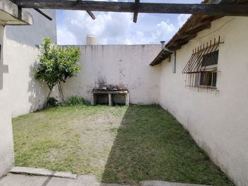 Casa 4 ambientes con garage y parque en venta