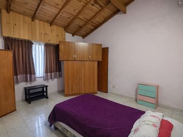 Casa 4 ambientes con garage y parque en venta