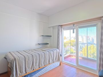 VENTA DEPTO 6 AMB DUPLEX SEMIPISO C/COCH EN FLORES