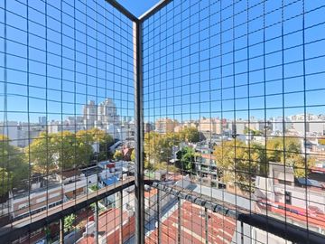 VENTA DEPTO 6 AMB DUPLEX SEMIPISO C/COCH EN FLORES