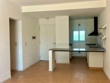 ALQUILER DEPARTAMENTO C/ JARDÍN Y COCHERA CUBIERTA