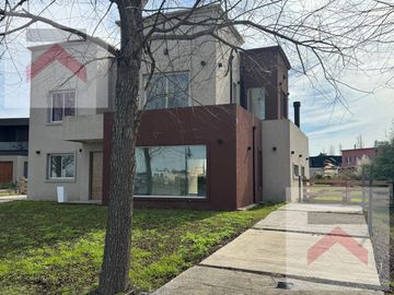 ALQUILER ANUAL Casa 6 dormitorios piscina con vistas al lago en Chacras de la Reserva