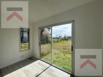 ALQUILER ANUAL Casa 6 dormitorios piscina con vistas al lago en Chacras de la Reserva