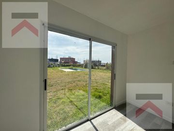 ALQUILER ANUAL Casa 6 dormitorios piscina con vistas al lago en Chacras de la Reserva