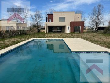 ALQUILER ANUAL Casa 6 dormitorios piscina con vistas al lago en Chacras de la Reserva