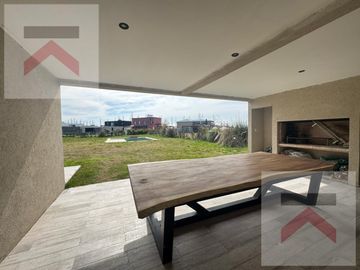 ALQUILER ANUAL Casa 6 dormitorios piscina con vistas al lago en Chacras de la Reserva