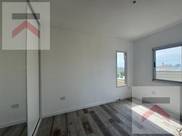 ALQUILER ANUAL Casa 6 dormitorios piscina con vistas al lago en Chacras de la Reserva