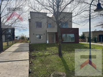 ALQUILER ANUAL Casa 6 dormitorios piscina con vistas al lago en Chacras de la Reserva