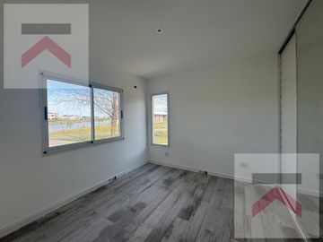 ALQUILER ANUAL Casa 6 dormitorios piscina con vistas al lago en Chacras de la Reserva