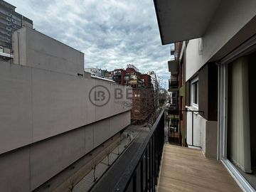 En venta tres ambientes al frente con balcon, Plaza Colon