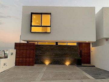 Residencia Contemporánea en Cumbres Del Lago en venta
