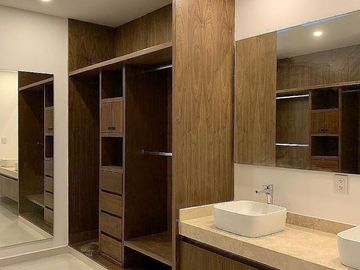 Residencia Contemporánea en Cumbres Del Lago en venta