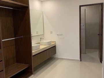 Residencia Contemporánea en Cumbres Del Lago en venta