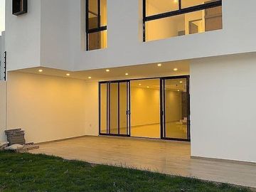 Residencia Contemporánea en Cumbres Del Lago en venta