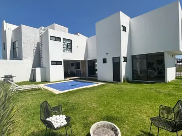Casa en Venta con Alberca y Seguridad en Atlixco, Puebla