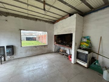Venta | Casa quinta c/pileta + Local Eventos o Taller | Luján Centro | Sale a 2 calles | gran lote B° semi cerrado