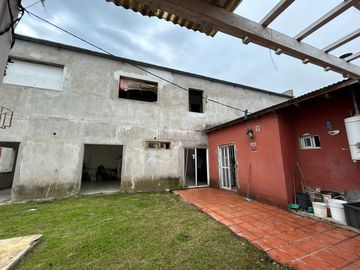 Venta | Casa quinta c/pileta + Local Eventos o Taller | Luján Centro | Sale a 2 calles | gran lote B° semi cerrado