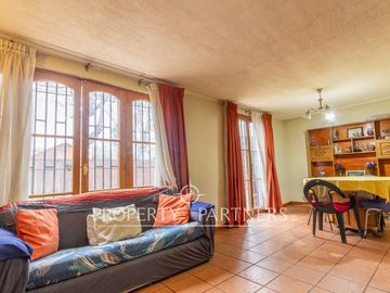 Excelente Casa Renovada en Villa Macul. Pasos del Metro Quilín, MACUL
