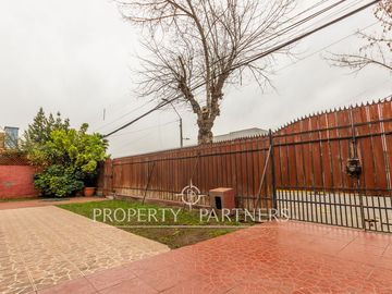 Excelente Casa Renovada en Villa Macul. Pasos del Metro Quilín, MACUL