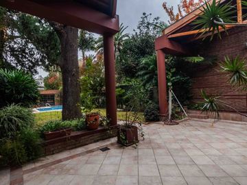 Venta Casa de 6 Ambientes, jardin,pileta,parrilla