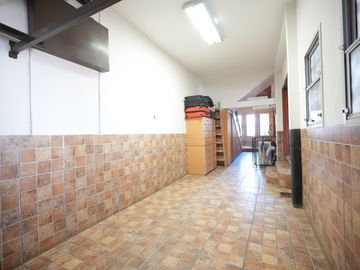 Venta casa de dos plantas con pileta, wilde.