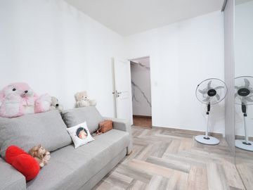 Venta casa de dos plantas con pileta, wilde.