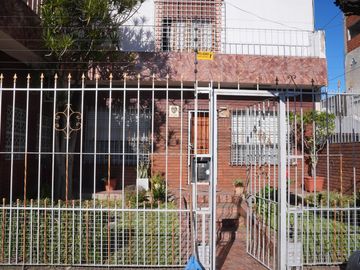 Venta casa de dos plantas con pileta, wilde.