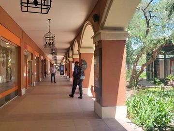 Oficina  en Alquiler en Pilar Pueblo Caamaño . Luminosa con gran ubicación