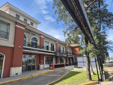 Oficina  en Alquiler en Pilar Pueblo Caamaño . Luminosa con gran ubicación