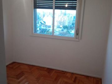 Depto 2 amb frente con balcon muy bueno
