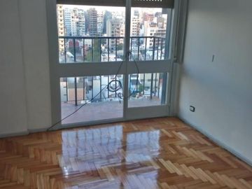 Depto 2 amb frente con balcon muy bueno