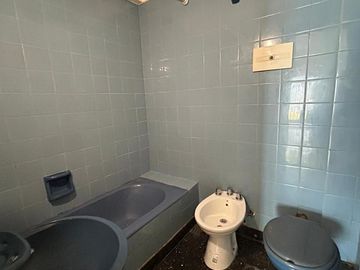 En Alquiler  Departamento de 1 amb cfte .c/balcon 1er piso x escalera
