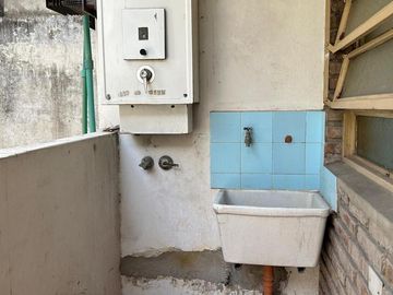 En Alquiler  Departamento de 1 amb cfte .c/balcon 1er piso x escalera